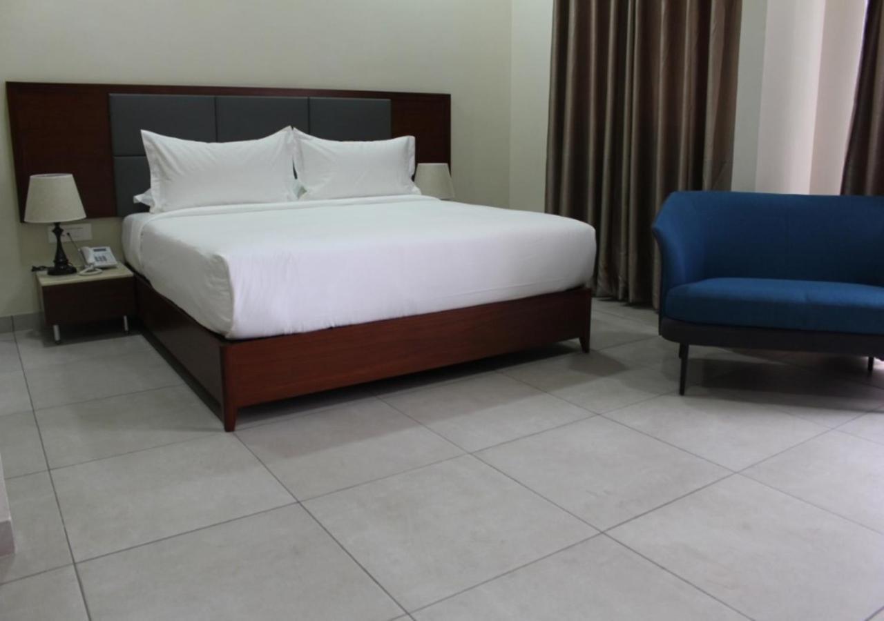 Ixoras Hotel Киншаса Экстерьер фото