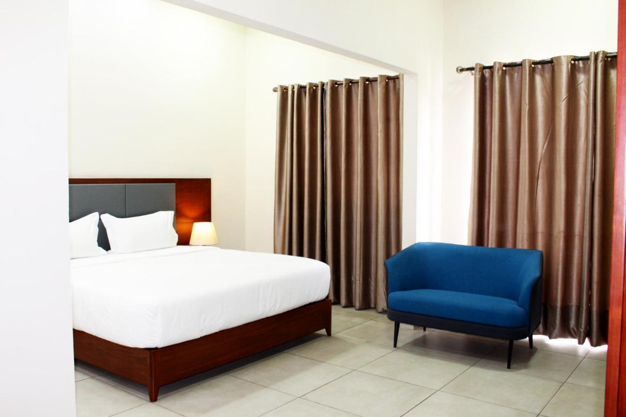 Ixoras Hotel Киншаса Экстерьер фото