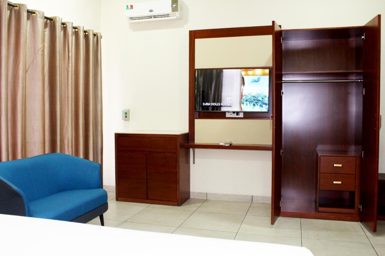 Ixoras Hotel Киншаса Экстерьер фото