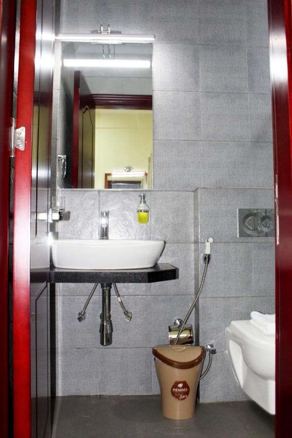 Ixoras Hotel Киншаса Экстерьер фото