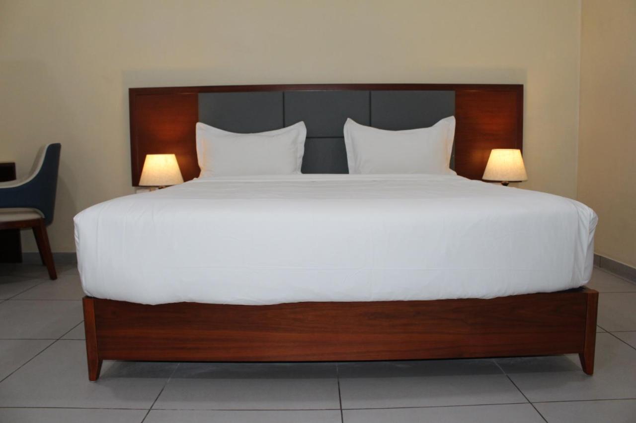Ixoras Hotel Киншаса Экстерьер фото